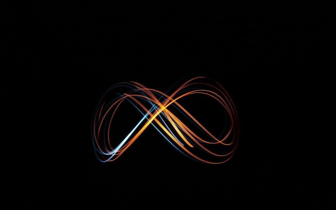 Leuchtende blaue und orange Linien formen ein Unendlichkeitszeichen auf Schwarz