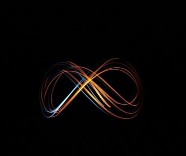 Leuchtende blaue und orange Linien formen ein Unendlichkeitszeichen auf Schwarz